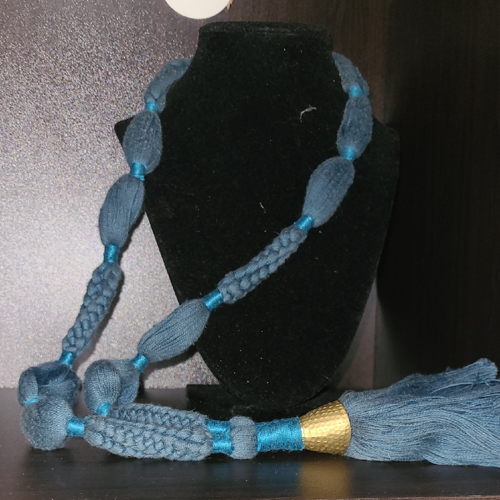 Elegant Blue and Gold Women's Necklace
